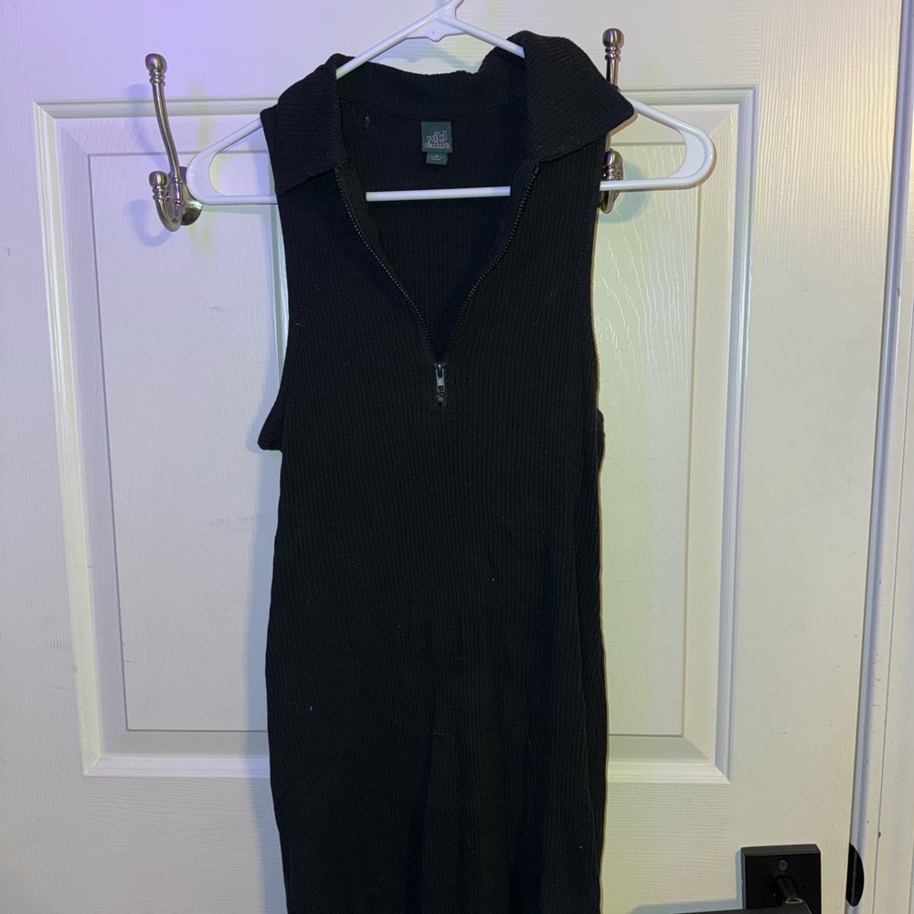 Black Sleeveless Zip-Up Top
